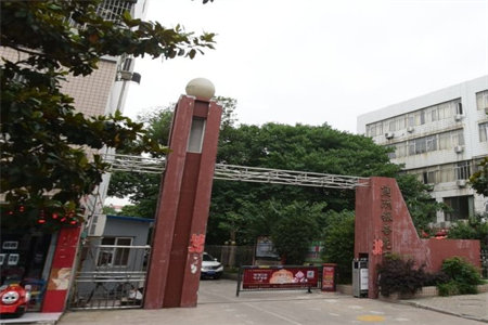 利群小区3室2厅1卫141/18/30车库四楼85万